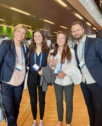 Treffen auf der World Water Week: Evi Hoch und David Höltgen mit Antonella Vagliente und Juliette Gabrion von Young Water Solutions