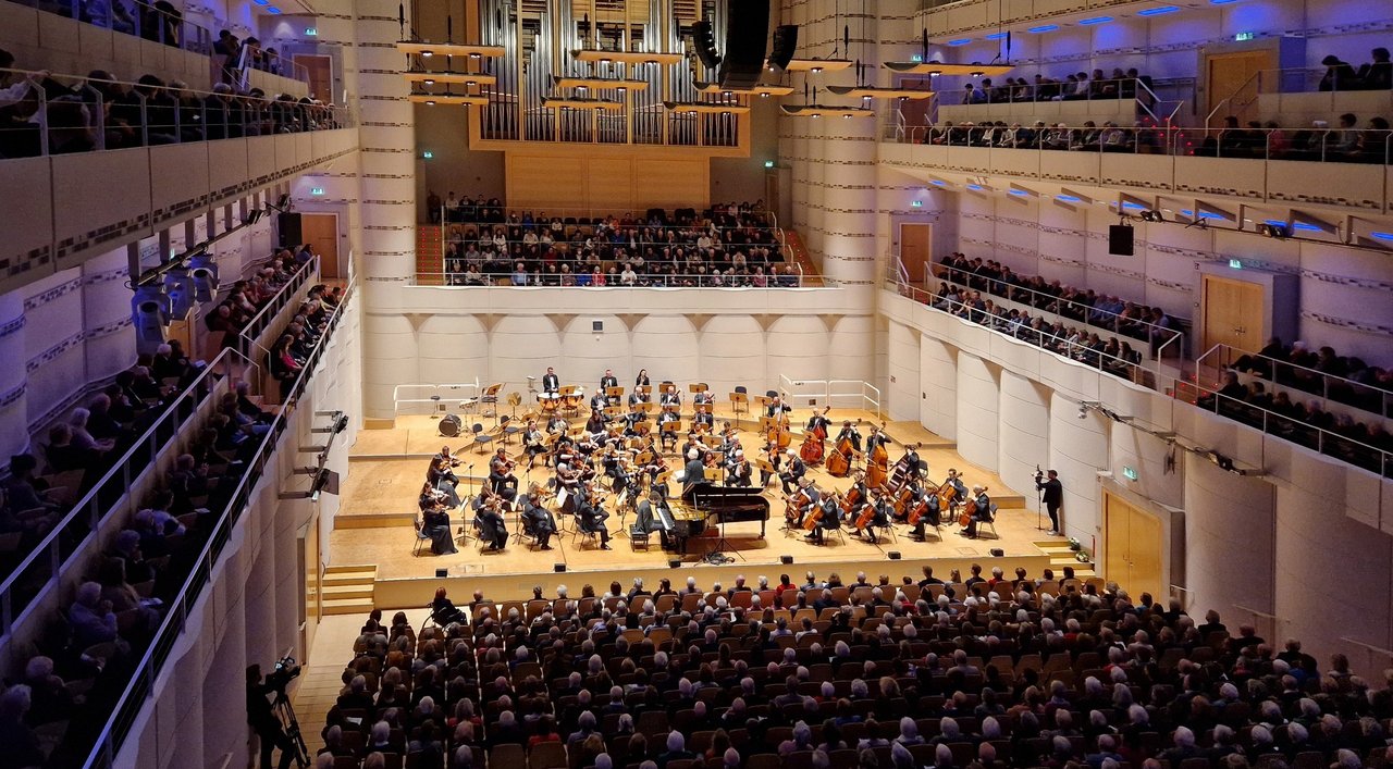 Das vollbesetzte Dortmunder Konzerthaus mit dem Orchester auf der Bühne