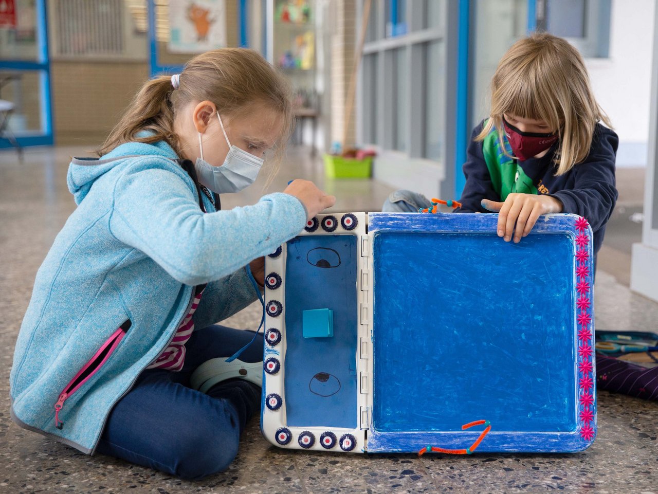 Kinder entwickeln ein Experiment im Museum Mondo mio