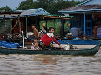 Menschen nutzen Boote zur Fortbewegung im schwimmenden Dorf im Tonle Sap-See