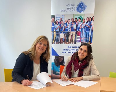 Evi Hoch (Wilo-Foundation) und Antonella Vagliente (Young Water Solutions) bei der Unterzeichnung der Förderpartnerschaft in Brüssel