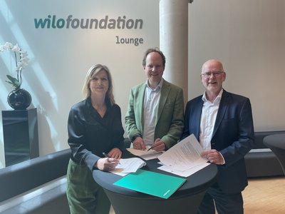 Evi Hoch und Wolfgang Mertineit (Vorstände der Wilo-Foundation) mit Dr. Raphael von Hoensbroech (Intendanten und Geschäftsführer des Konzerthaus Dortmund) bei der Vertragsunterschrift in der Wilo-Lounge