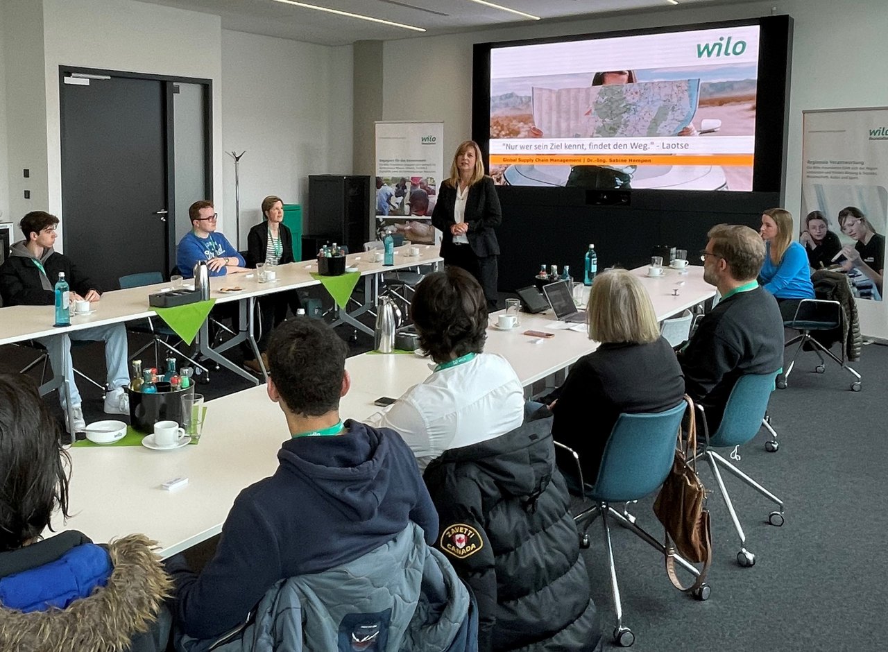 Evi Hoch begrüßt die Stipendiaten der RuhrTalente in einem Konferenzraum