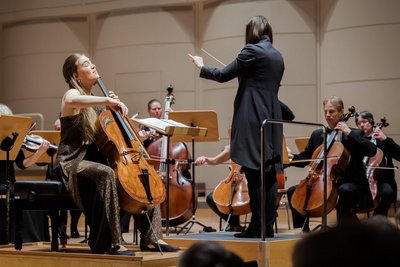 Cellistin Nadège Rochat gemeinsam mit Dirigentin Anna Duczmal-Mróz im Konzerthaus Dortmund