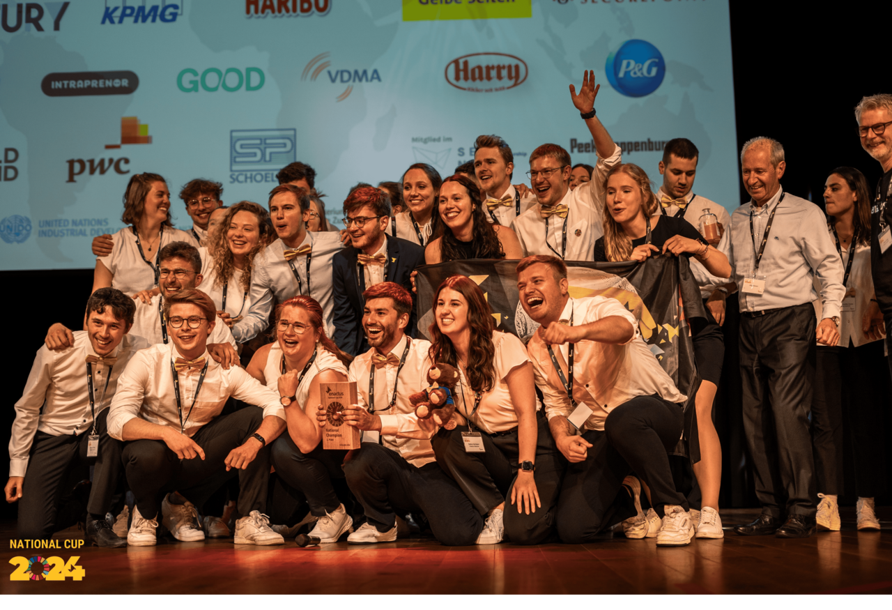 Das Siegerteam aus Karlsruhe freut sich auf der Bühne