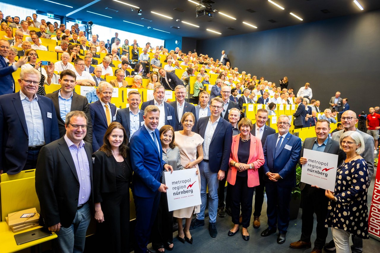 Gruppenbild zum 17. Wissenschaftstag der Metropol­region Nürnberg an der Hochschule Hof