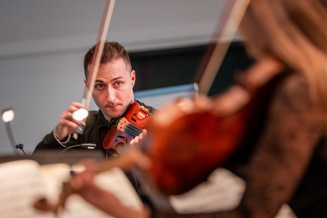 Zwei Musiker der Dortmunder Philarmoniker spielen die Violine