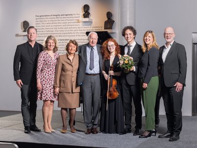 Stifter Dr.-Ing. E.h. Jochen Opländer, Oliver Hermes (CEO und Vorstandsvorsitzender der WILO SE und Kuratoriumsvorsitzender der Wilo-Foundation), Evi Hoch (Vorstand Wilo-Foundation), Wolfgang Mertineit (Vorstand Wilo-Foundation) mit den Förderpreisträgern Mira Foron und Nikola Meeuwsen  