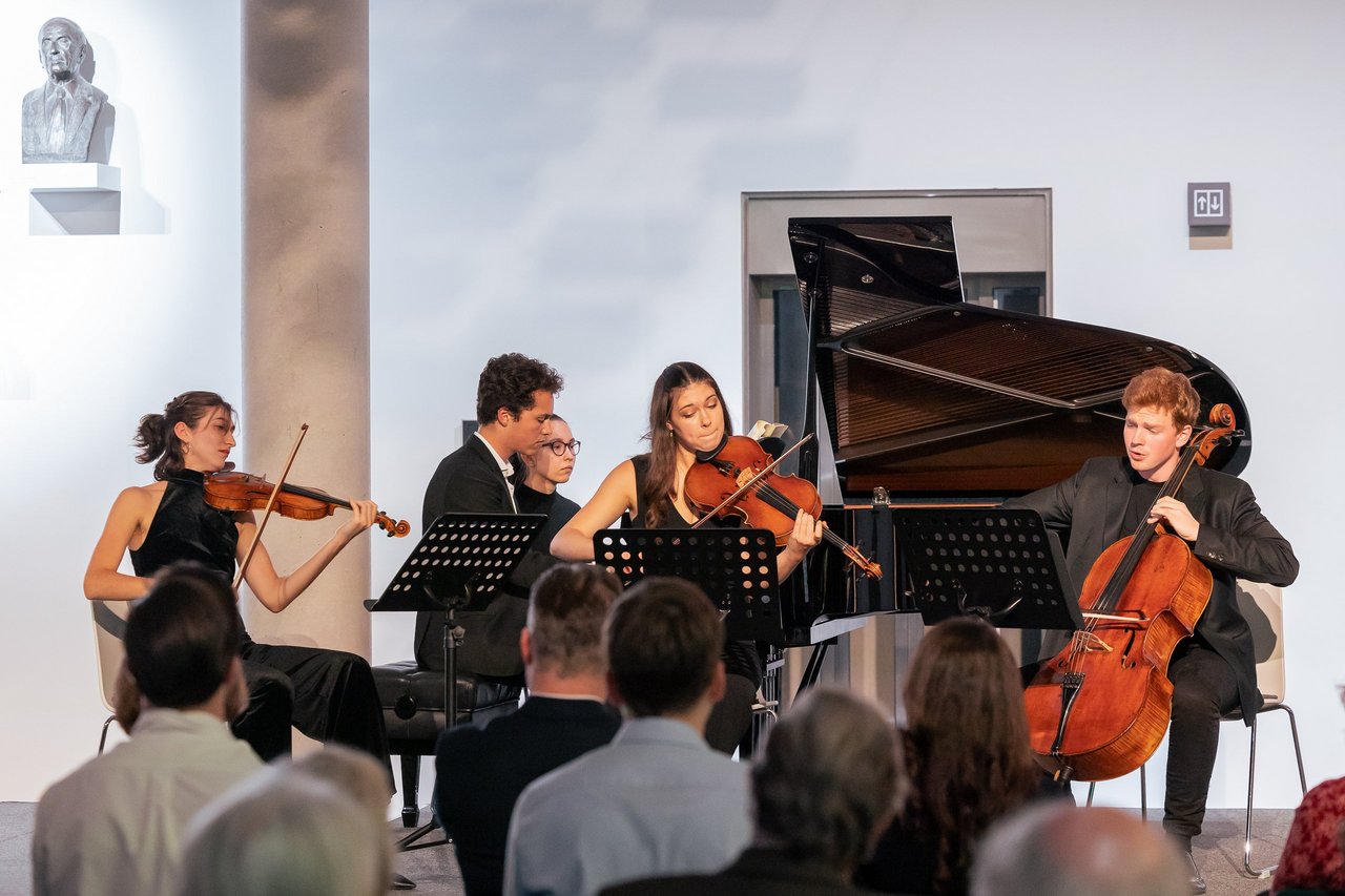 Die internationalen Ausnahmetalente Nikola Meeuwsen (Klavier), Juliette Beauchamp (Violine), Emma Wernig (Viola) und Benjamin Kruithof (Cello) auf der Bühne im Foyer des Wilo Pioneer Cube