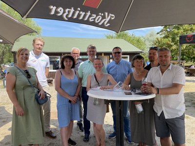 Evi Hoch (Wilo-Foundation), Jakob Schneider (Team Deutschland-Achter), Silke Oldorff (Koordinatorin NABU-Naturschutztauchen), Joachim Diers (amt. Präsident LSTV Sachsen-Anhalt), Steffen Schmitz (Bürgermeister Braunsbedra), Katja Weickmann (Global Nature Fund) Christian Runkel (Bürgermeister Bad Lauchstädt), Johanna Michaelis (stellv. Vorsitzende NABU MQ), Heiko Günzel (Tauchzentrum Geiseltal), Andreas Marggraf (Bürgermeister Mücheln) bei der Auszeichnungsfeier am Geiseltalsee