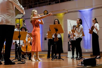 Die ukrainische Posaunistin Polina Tarasenko und die junge russische Cellistin Anastasia Kobekina standen auf Einladung der Mozart Gesellschaft Dortmund auf der Bühne