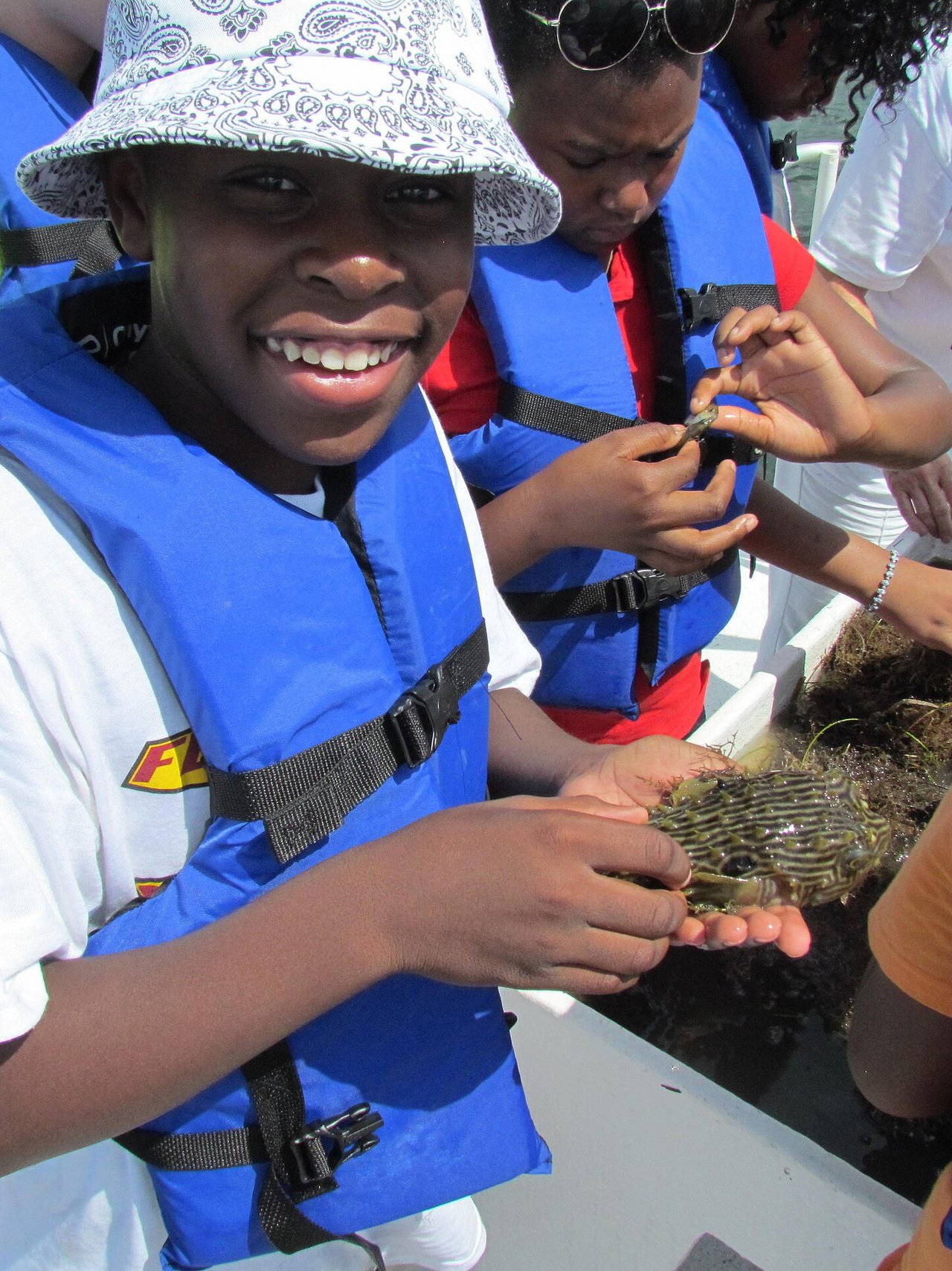 Summer Camp STEMtastic (USA) - Ein Schüler freut sich über seinen Fang aus dem Meer