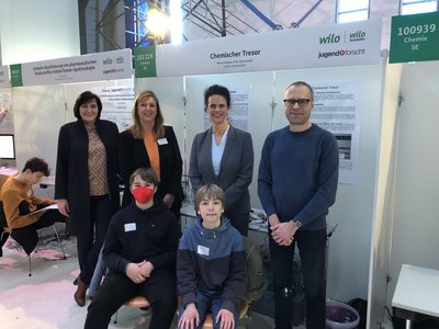 Evi Hoch besucht den Projektstand eines Teams vom Leibniz-Gymnasium Dortmund