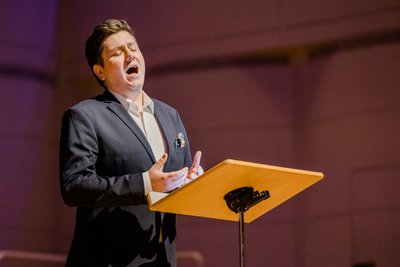 Tenor Kieran Carrel singend im Konzerthaus Dortmund