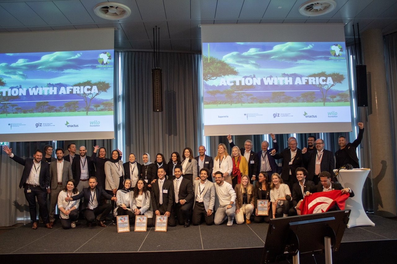 Gruppenfoto der Siegerteams und der Förderer