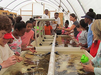 Kinder im Wasserlabor