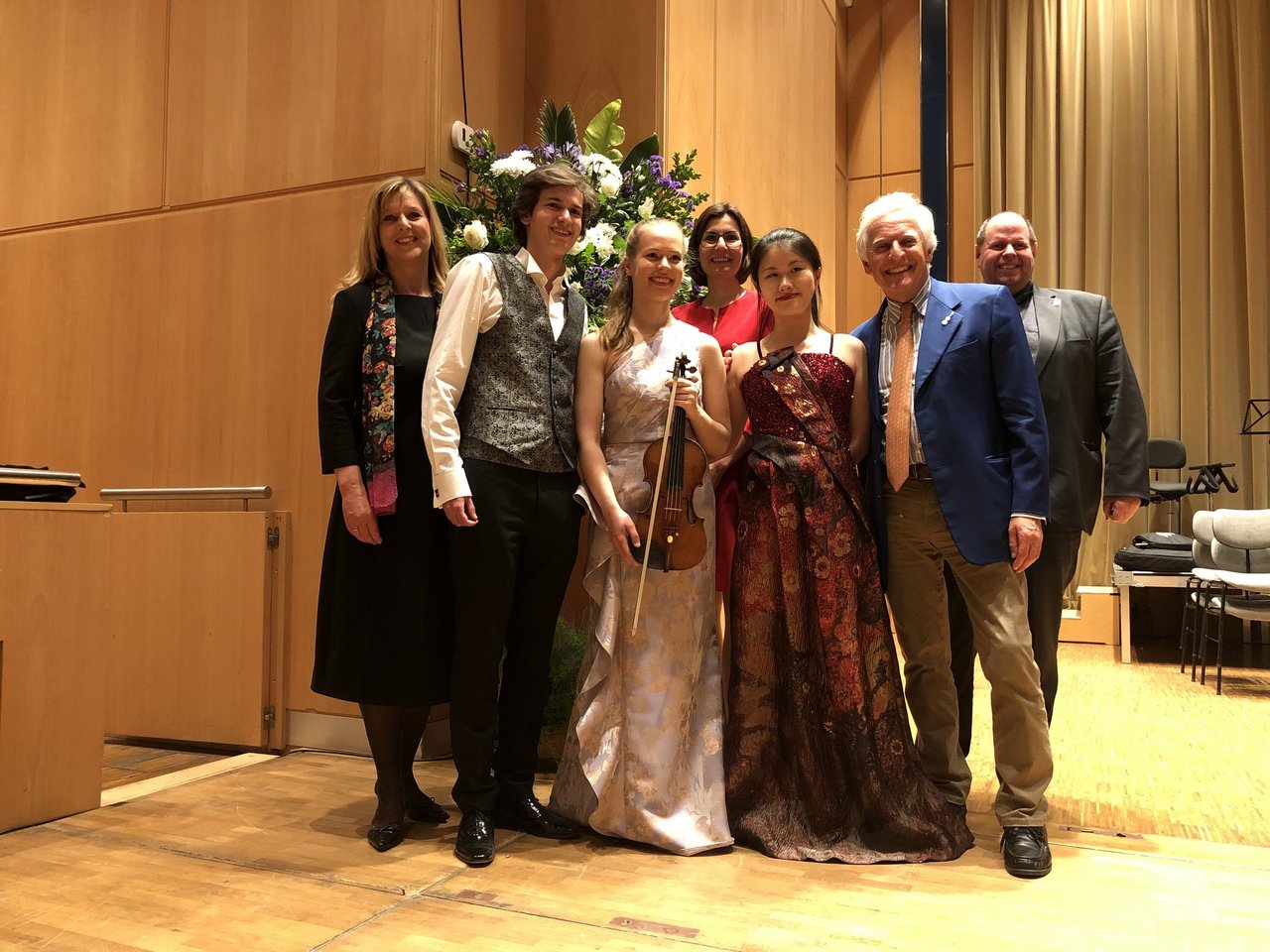 Evi Hoch (Wilo-Foundation), gemeinsam mit den drei Preisträgern und Gilbert Varga (Juryvorsitzender) sowie Cora Bethke (Intendantin der Hofer Symphoniker) und Oliver Geipel (Kaufmännischer Geschäftsführer der Hofer Symphoniker)