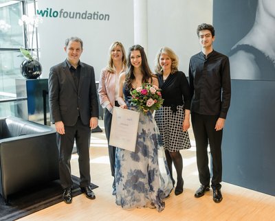  Johannes Klumpp (Dirigent, Folkwang Kammerorchester), Evi Hoch (Wilo-Foundation), Emma Wernig (Viola, Förderpreisträgerin der Wilo-Foundation 2021/22), Karen Ann Bode (Mozart Gesellschaft Dortmund), Stephen Waarts (Solist, Violine)