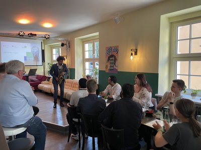 Slawek Dudar, Saxophonist und Dozent an der Musikschule der Hofer Symphoniker tritt im Studierendencafé auf