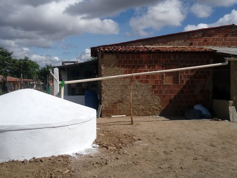 Eine Trinkwasserzisterne vor einem Haus in der brasilianischen Region Pernambuco